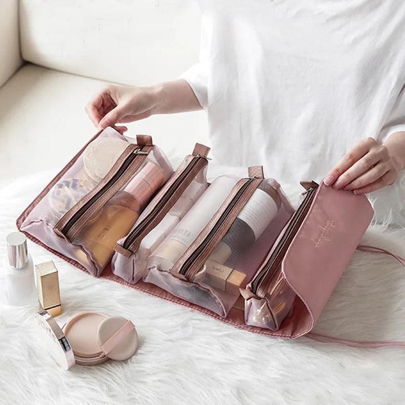 trousse de toilette dépliante rose vue de haut dépliée avec plusieurs compartiments indépendants