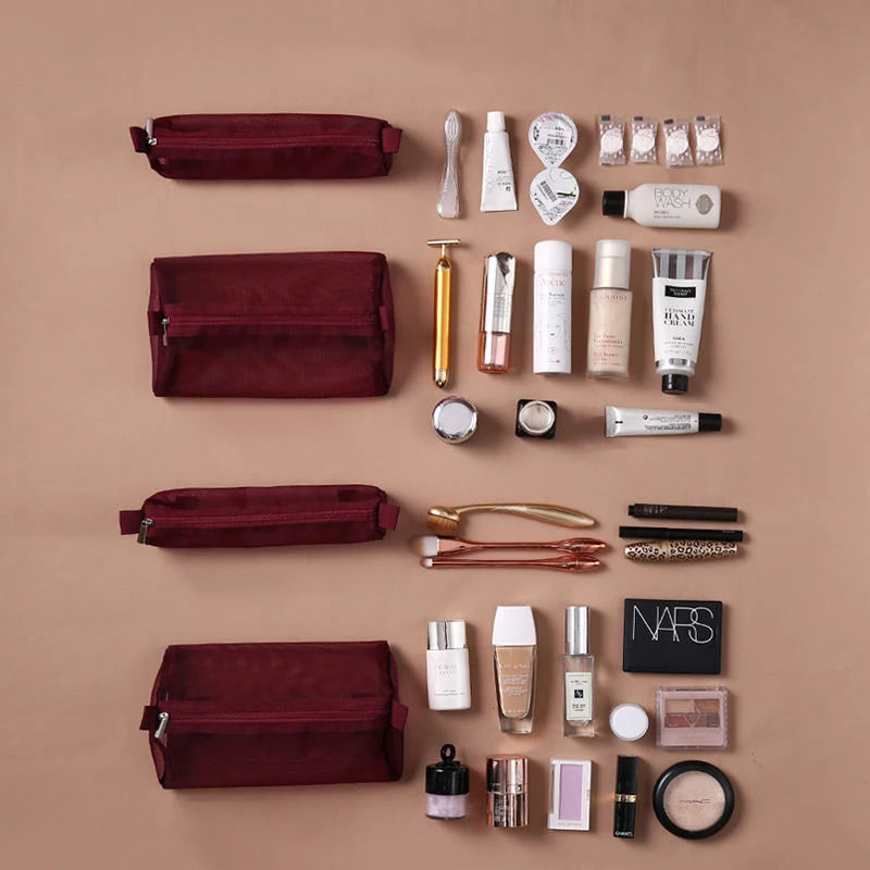 trousse de toilette dépliante rouge avec la contenance de chaque mini compartiment / trousse