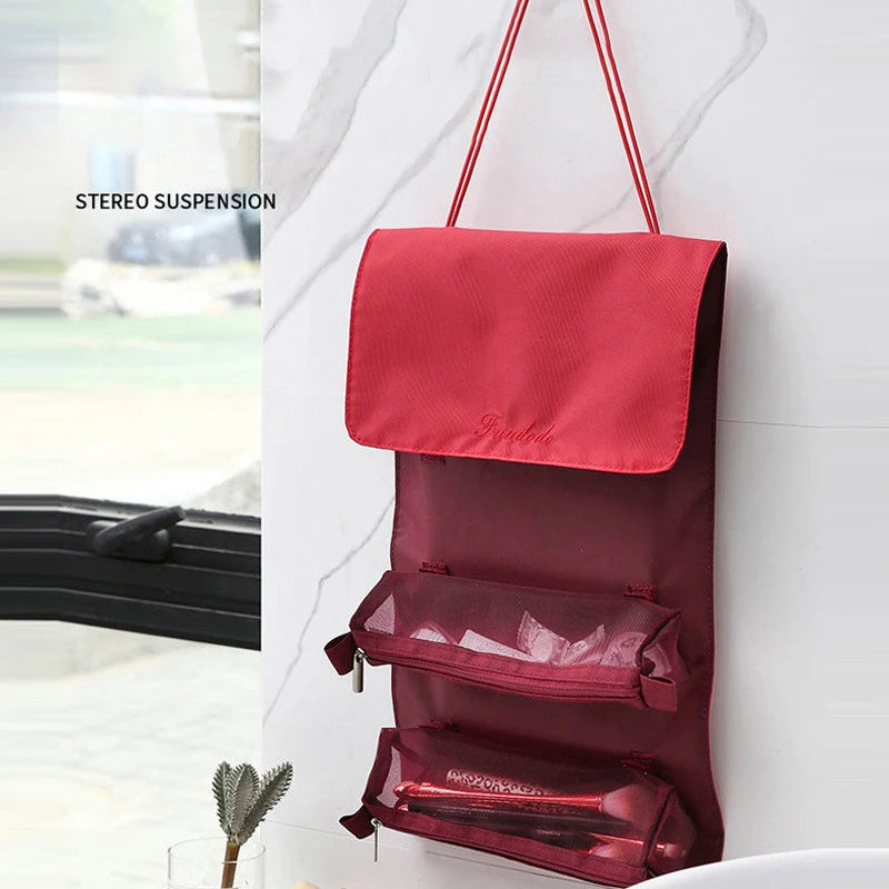 trousse de toilette suspendue dans une salle de bain