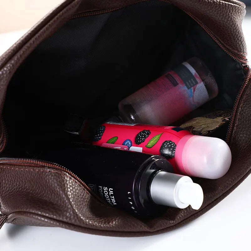 trousse de toilette homme personnalisée marron vue de l'intérieur avec produits à l'intérieur