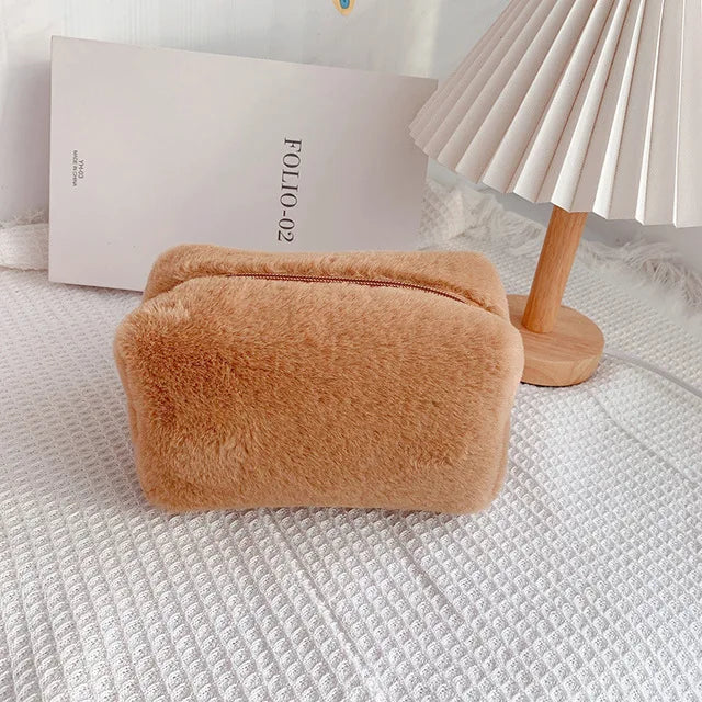 trousse de toilette en moumoute vue de face coloris orange