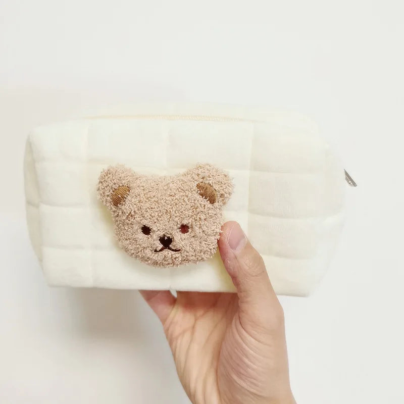 trousse de toilette ours dans une main comparatif