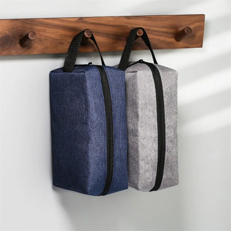 trousse de toilette petite pour homme grise et bleu accrochée