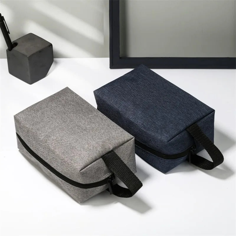 trousse de toilette petite pour homme grise et bleu sur une table