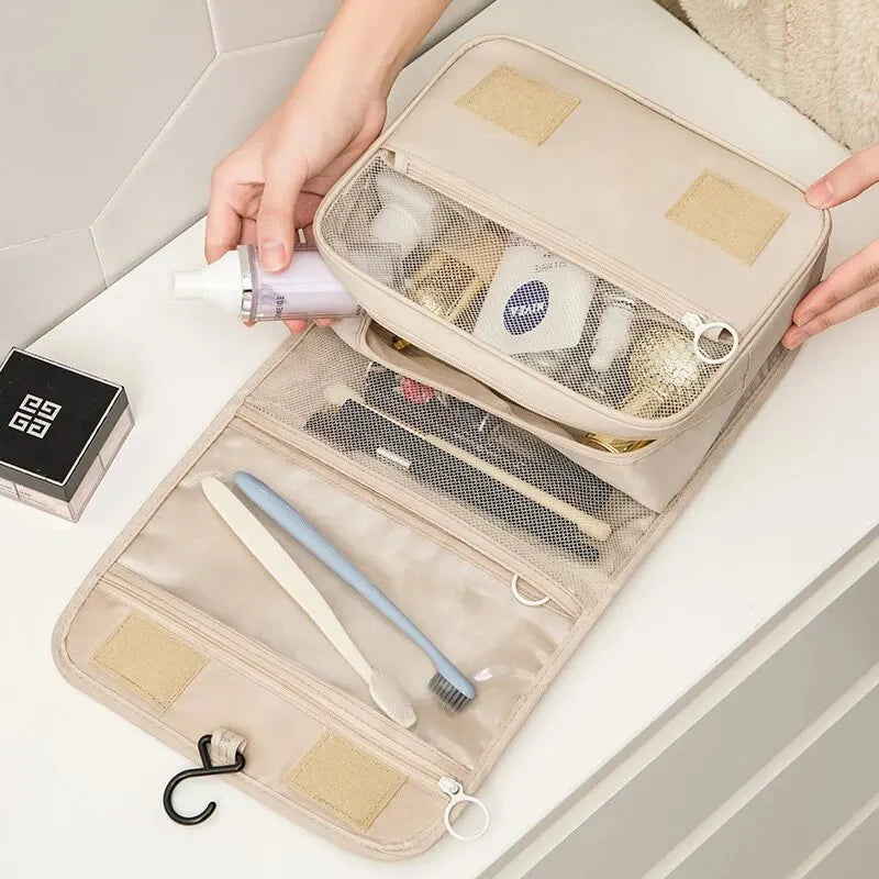 trousse de toilette à suspendre femme beige vue de dessus