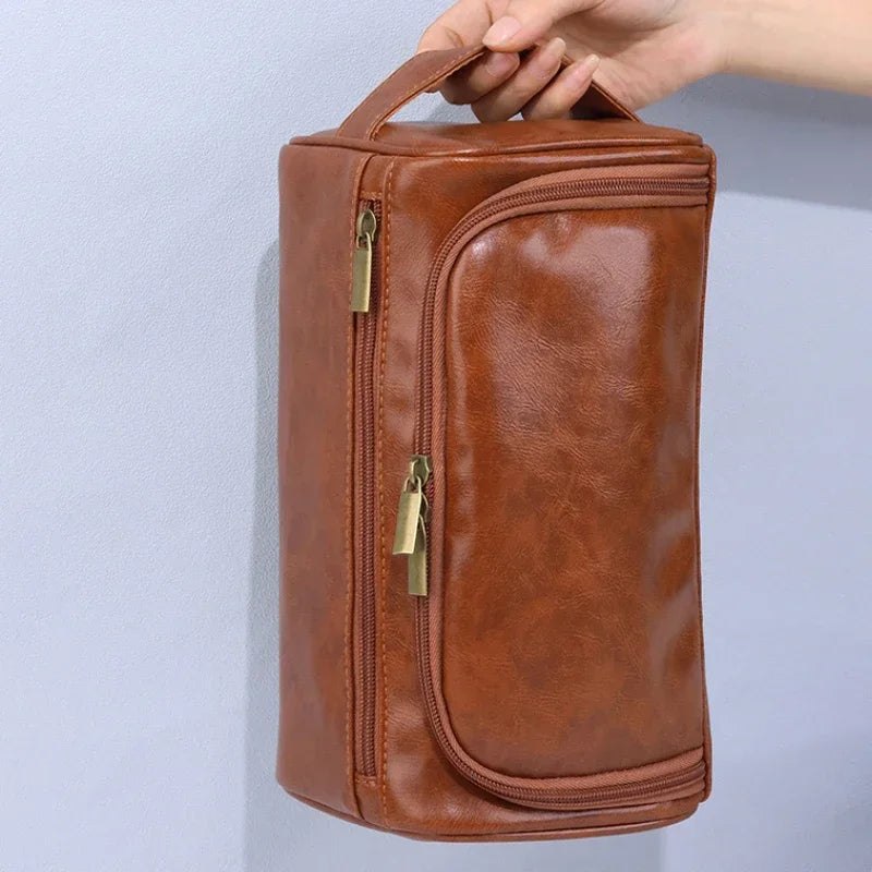 trousse de toilette vintage homme marron porté par sa anse