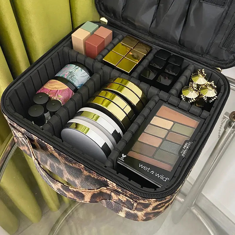 vu sur les différents compartiments du grand vanity case rigide