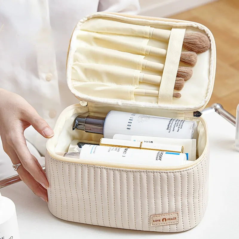 vue d'intérieur de la grande trousse de toilette matelassée