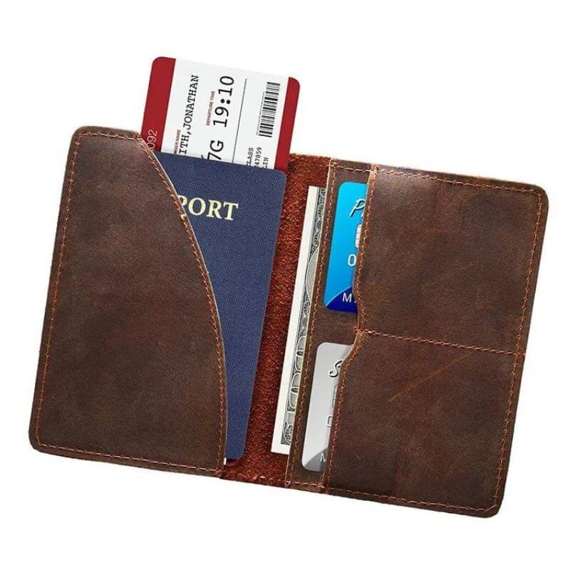 vue d'intérieur remplie de l'étui passeport cuir