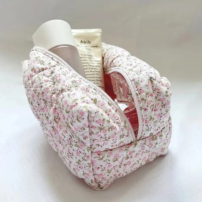 vue d'intérieur remplie de la trousse de toilette tissu avec motif