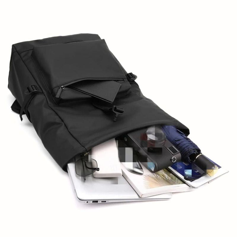 vue d'intérieur remplie du petit sac à dos homme ville