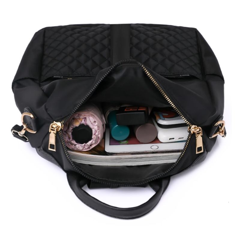 vue d'intérieur remplie du sac à dos de ville femme