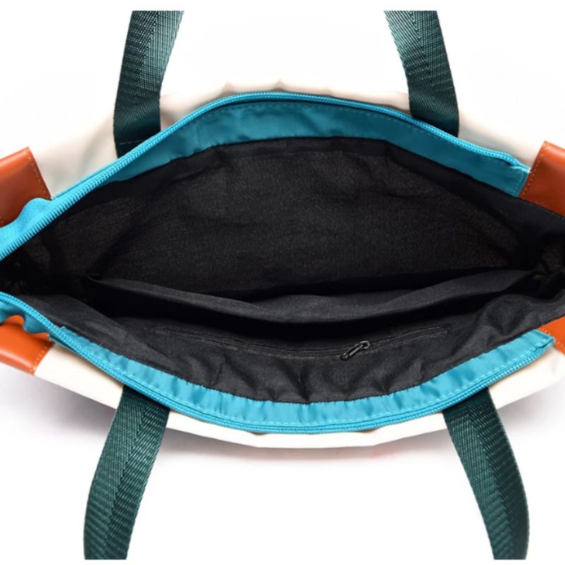 vue d'intérieur du sac à dos femme de ville