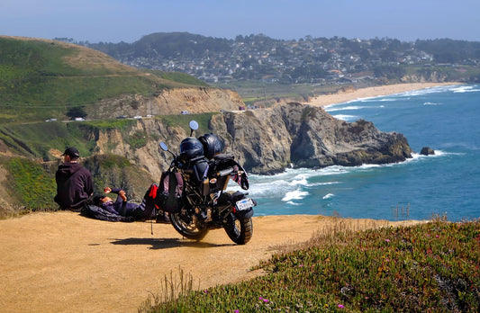 voyage sur le bord de mer en moto