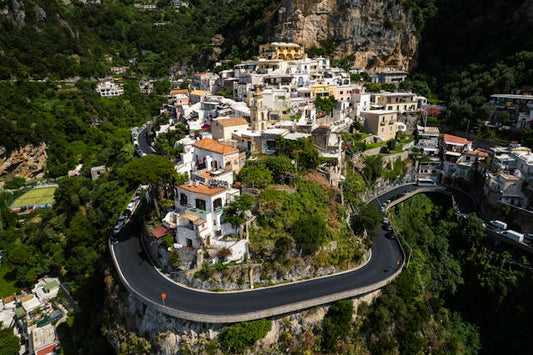 Vue sur les maisons et les routes de la côte amalfitaine