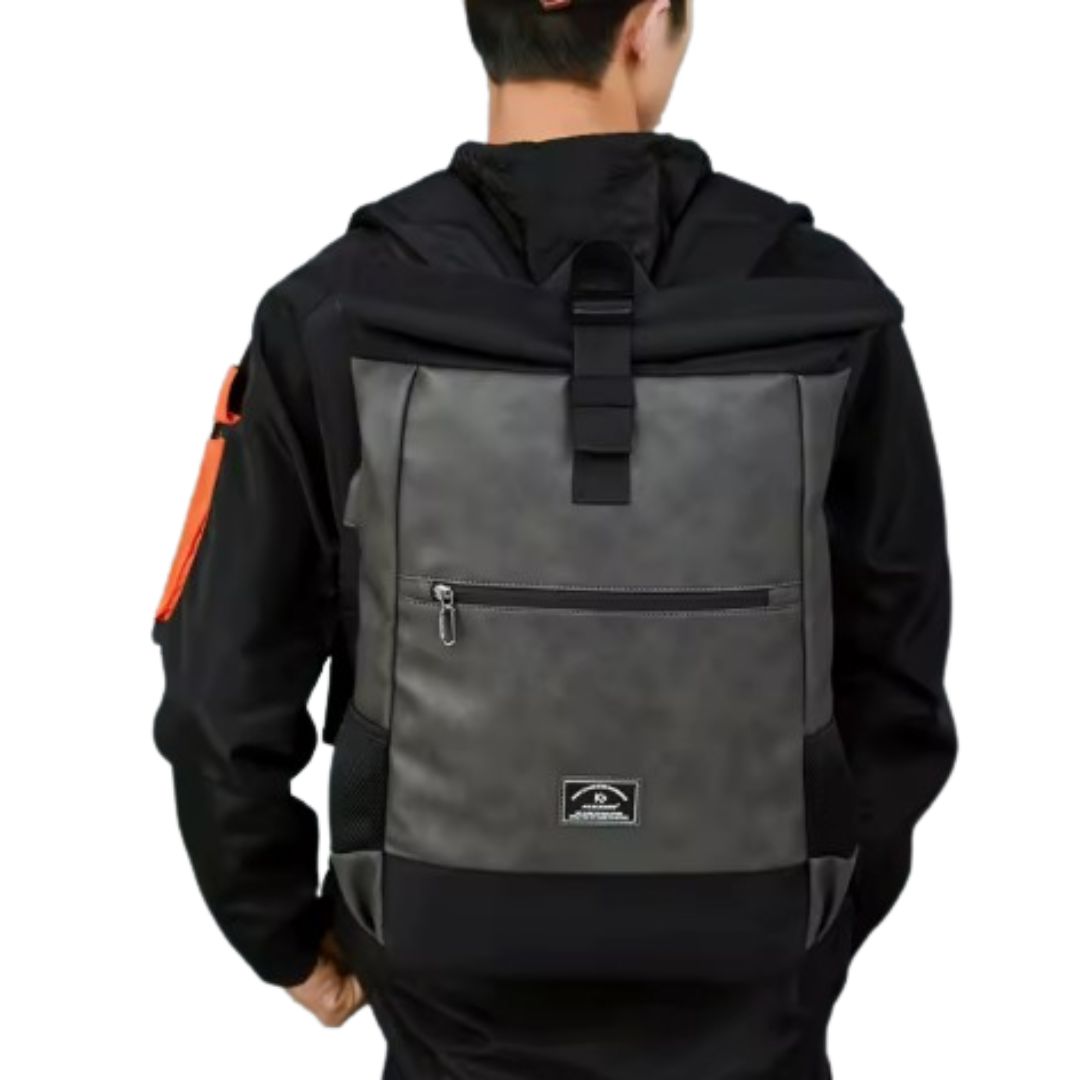 sac à dos roll top femme gris porté par un mannequin