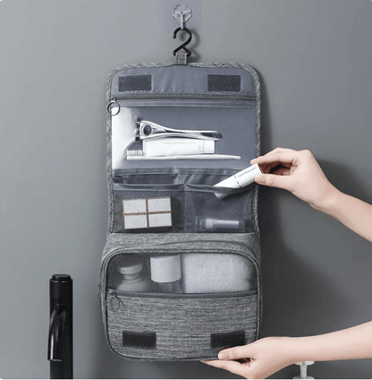 Trousse de toilette à suspendre homme suspendue à un crochet
