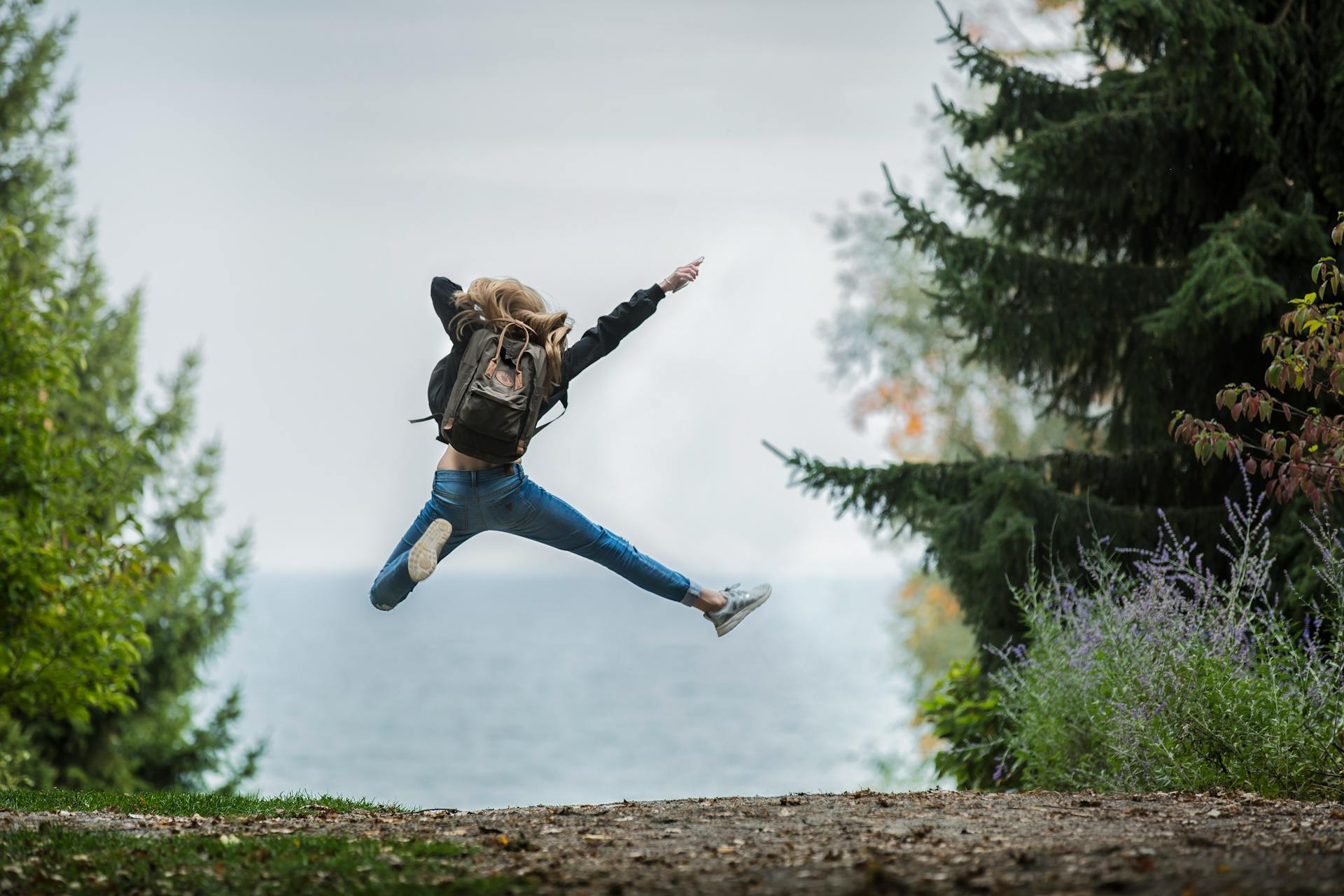 Voyageuse avec un sac à dos de voyage