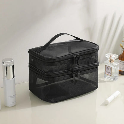 grande trousse de maquillage noire posée sur une table 