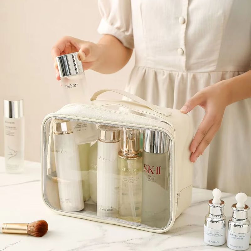 mannequin qui range des produits dans la trousse de toilette xl