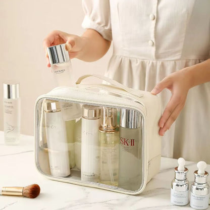 mannequin qui range des produits dans la trousse de toilette xl