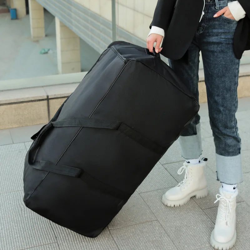 mannequin utilisant le sac de voyage souple avec roulettes