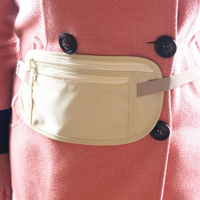 pochette voyage sécurité porté par une mannequin