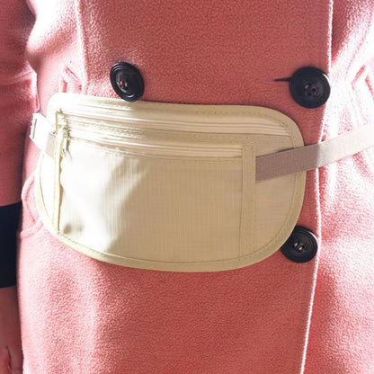 pochette voyage sécurité porté par une mannequin