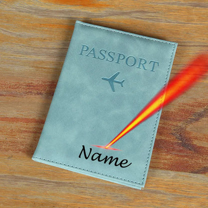 porte passeport personnalisé bleu clair vue de face posé sur une table