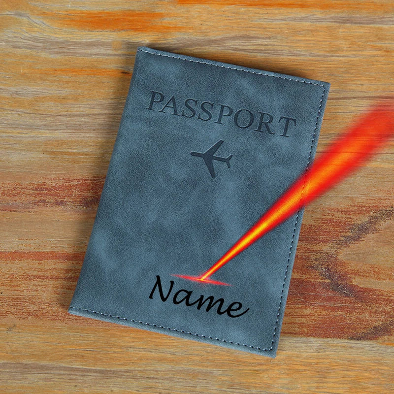 porte passeport personnalisé bleu foncé vue de face posé sur une table