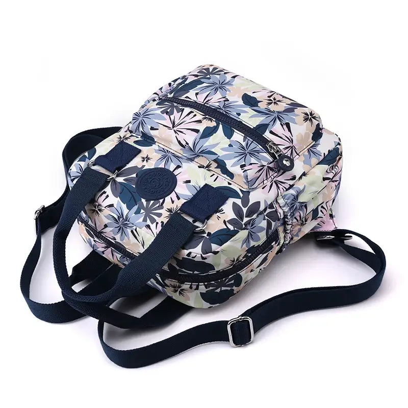 sac à dos en tissus femme posé sur le sol