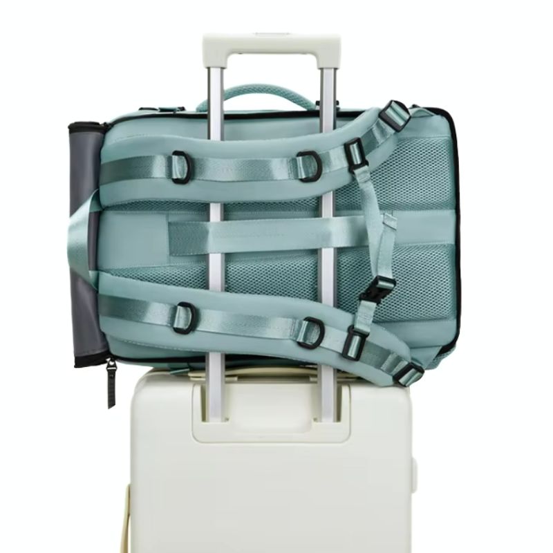 sac à dos avec rangement accroché à une valise