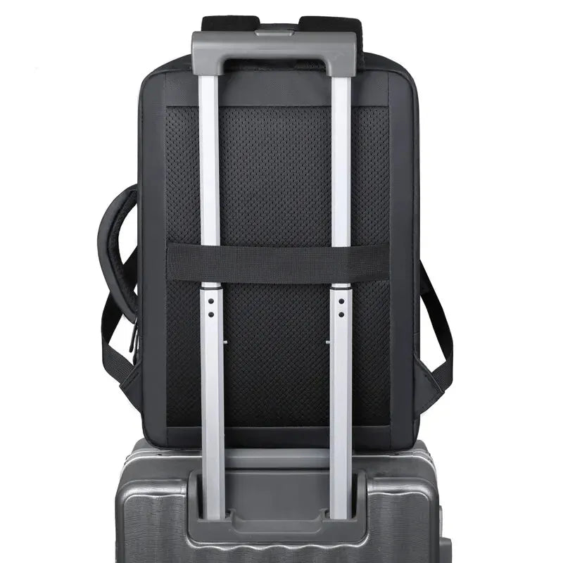Sac à dos homme d'affaire accroché à une valise