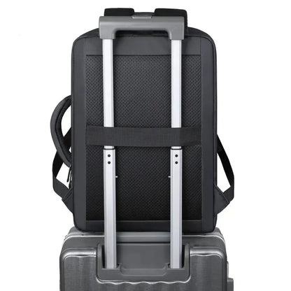 Sac à dos homme d'affaire accroché à une valise