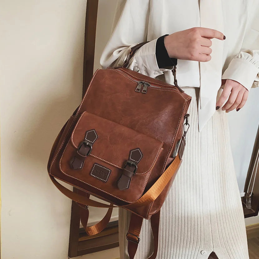 sac à dos rétro porté à la main par une mannequin