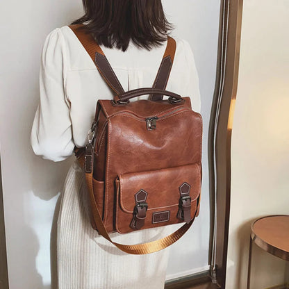 sac à dos rétro porté sur le dos par une mannequin