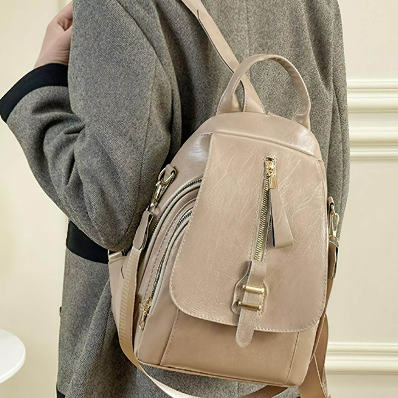 sac à dos ville pour femme porter par sur un épaule par une mannequin