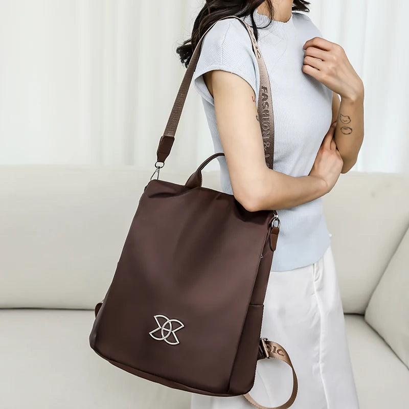 sac à dos antivol femme tendance coloris marron porté en bandouilière