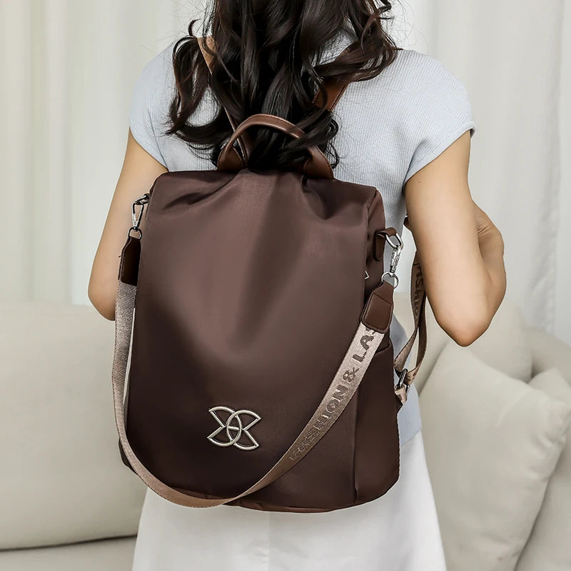 sac à dos antivol pour femme tendance coloris marron porté par une mannequin