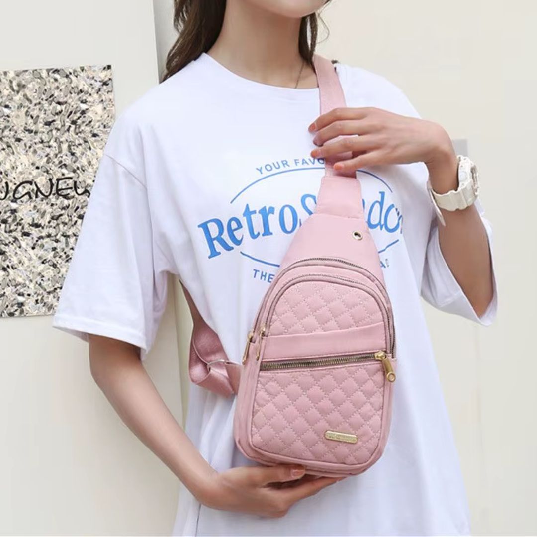 sac banane poitrine femme porte par une mannequin