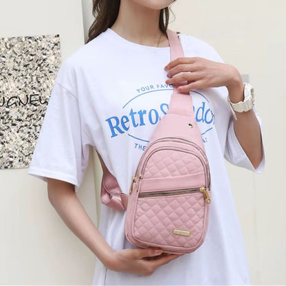 sac banane poitrine femme porte par une mannequin