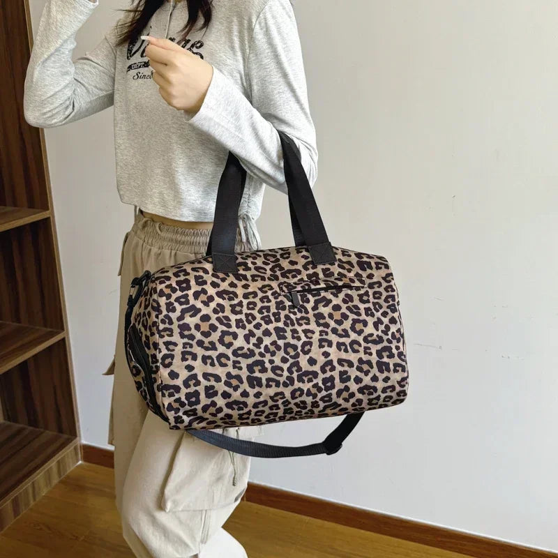 sac de voyage léger léger léopard porter par une mannquin