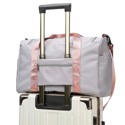 Sac de Voyage Ultra Léger Pliable accroché à une valise