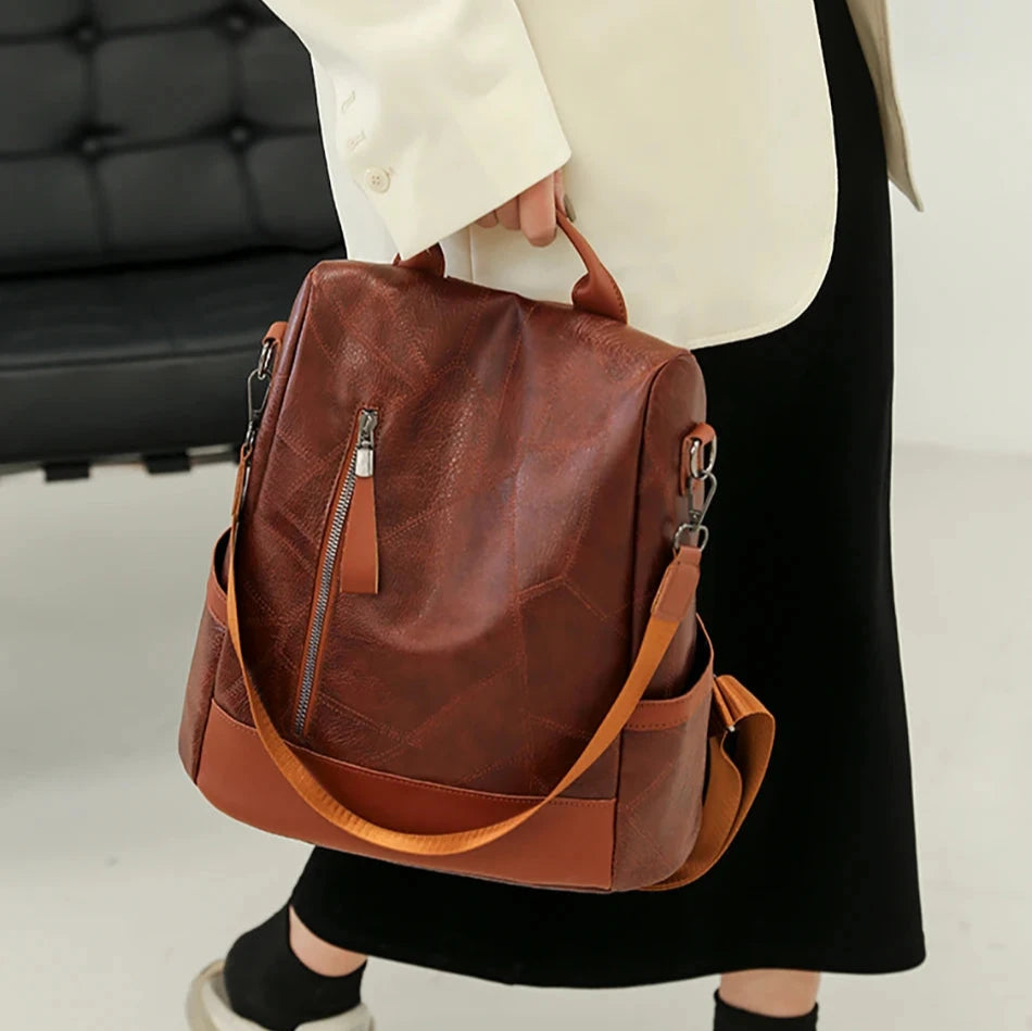 sac à dos femme tendance 2024 porté par la poignée coloris marron