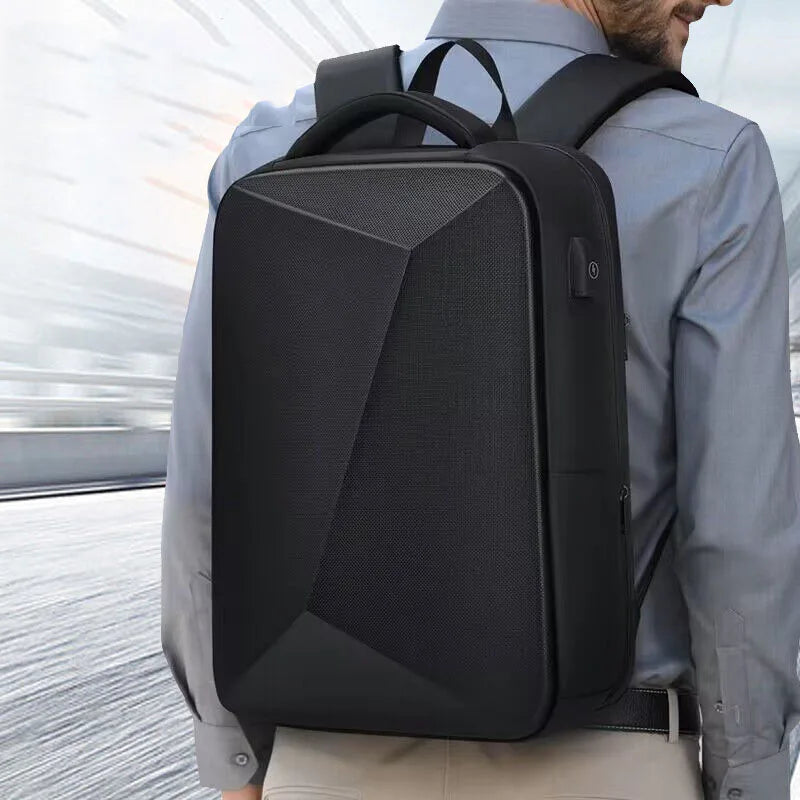 sac à dos rigide homme noir porté par un mannequin