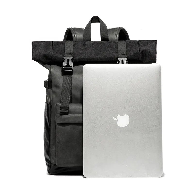 sac à dos roll top homme vue de face coloris noir qui permet de contenir un macbook