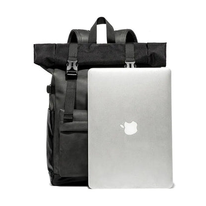 sac à dos roll top homme vue de face coloris noir qui permet de contenir un macbook