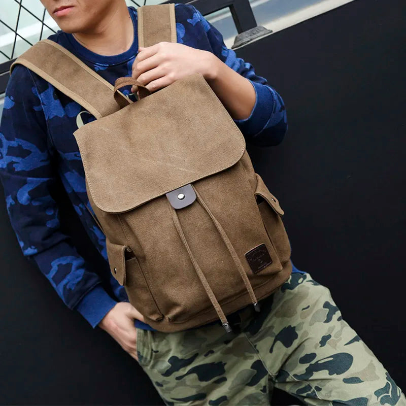 sac en toile vintage couleur marron porté par un mannequin