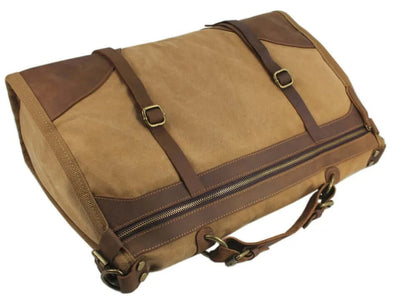 sac week end vintage posé sur le sol