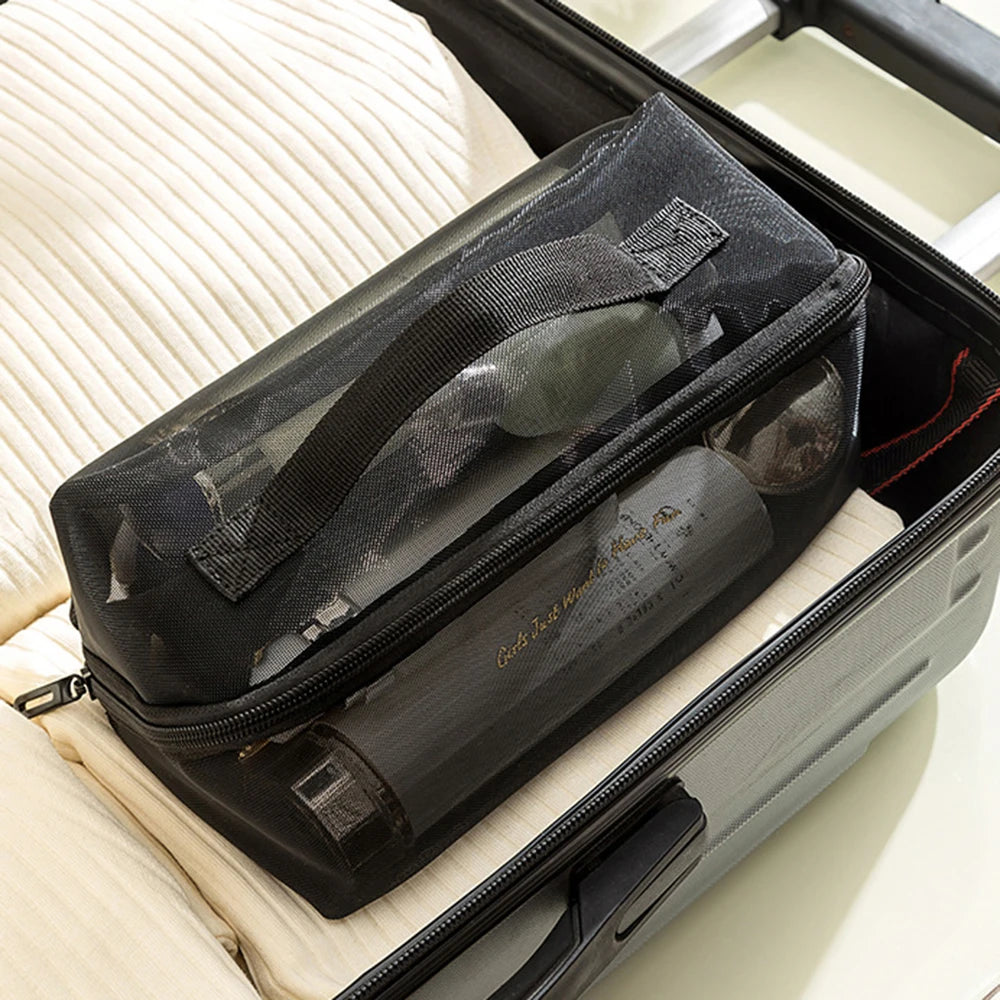 trousse de toilette ouverture grand angle posé sur une valise